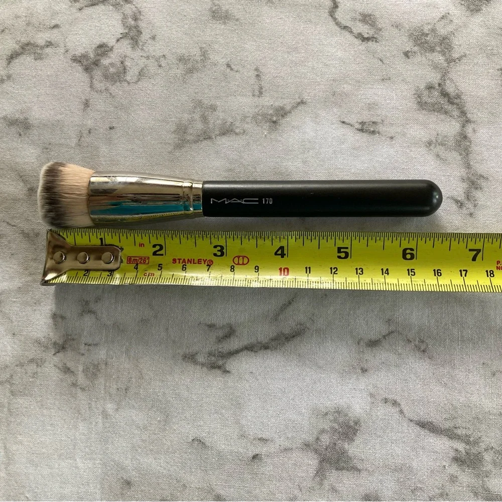 MAC Cosmetics 170 synthetic rounded slant brush